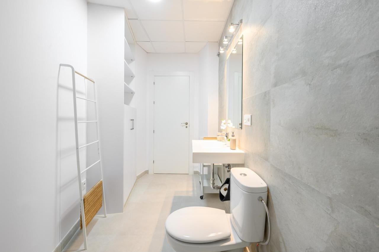 Modern 3 Bedroom, City Center With Patio & High Ceilings By 10Tosea Малага Экстерьер фото